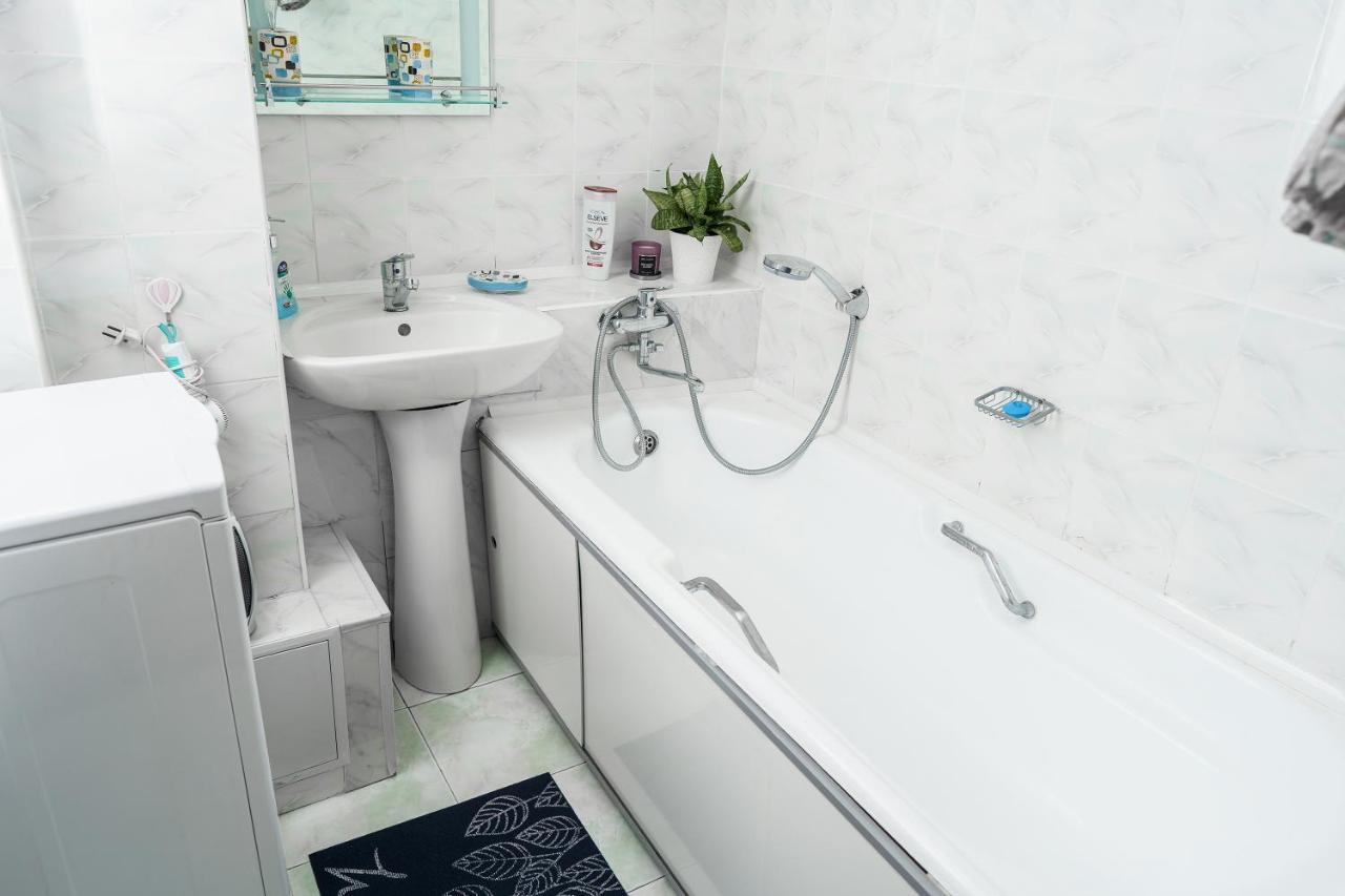Ferienwohnung Золотой Квадрат 60 Кв2 Almaty Exterior foto